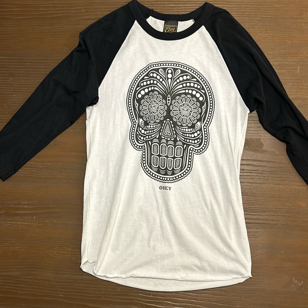 Obey skull baseball tee, size small